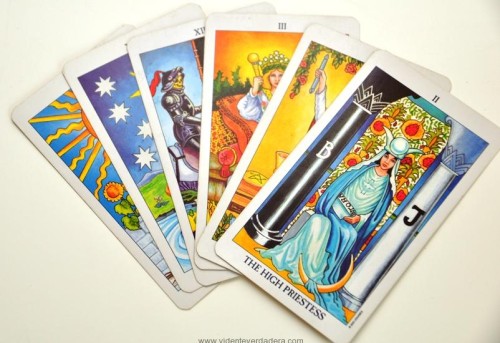Cartas del tarot Rider-Waite en abanico, La Sacerdotisa visible