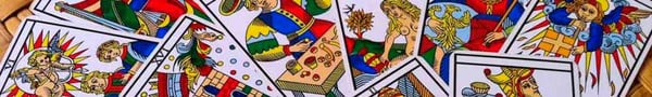 Cartas del tarot esparcidas boca arriba sobre una mesa de madera
