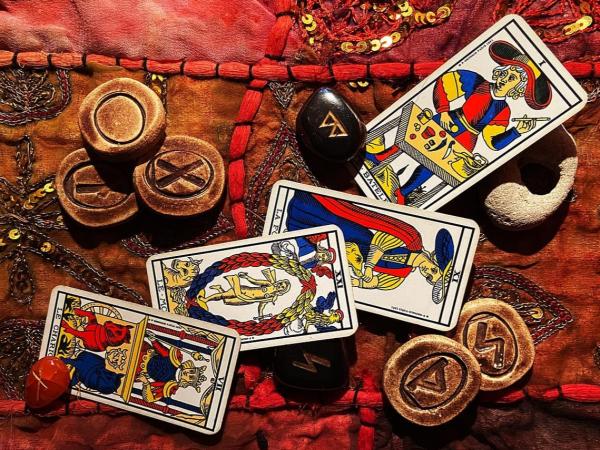 Tarot por teléfono - cartas y runas