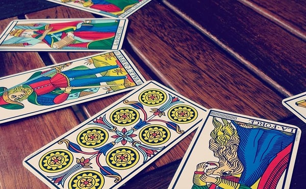 Cartas del tarot extendidas sobre la mesa