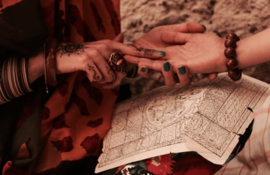 Vidente leyendo la palma de la mano