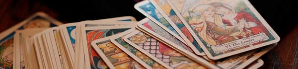 Cartas del tarot extendidas sobre una mesa de madera