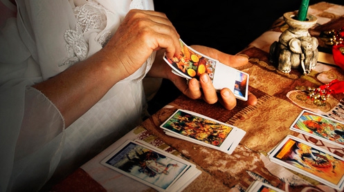 Lectura de cartas de tarot sobre la mesa