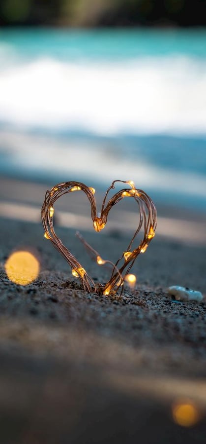 Corazón de luces sobre la arena de la playa