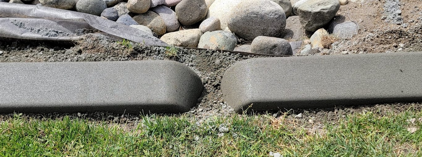 Curbing with a drainage gap