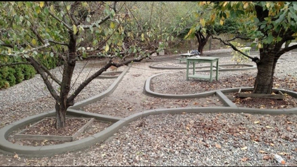 Curbing in a sort of flower pattern