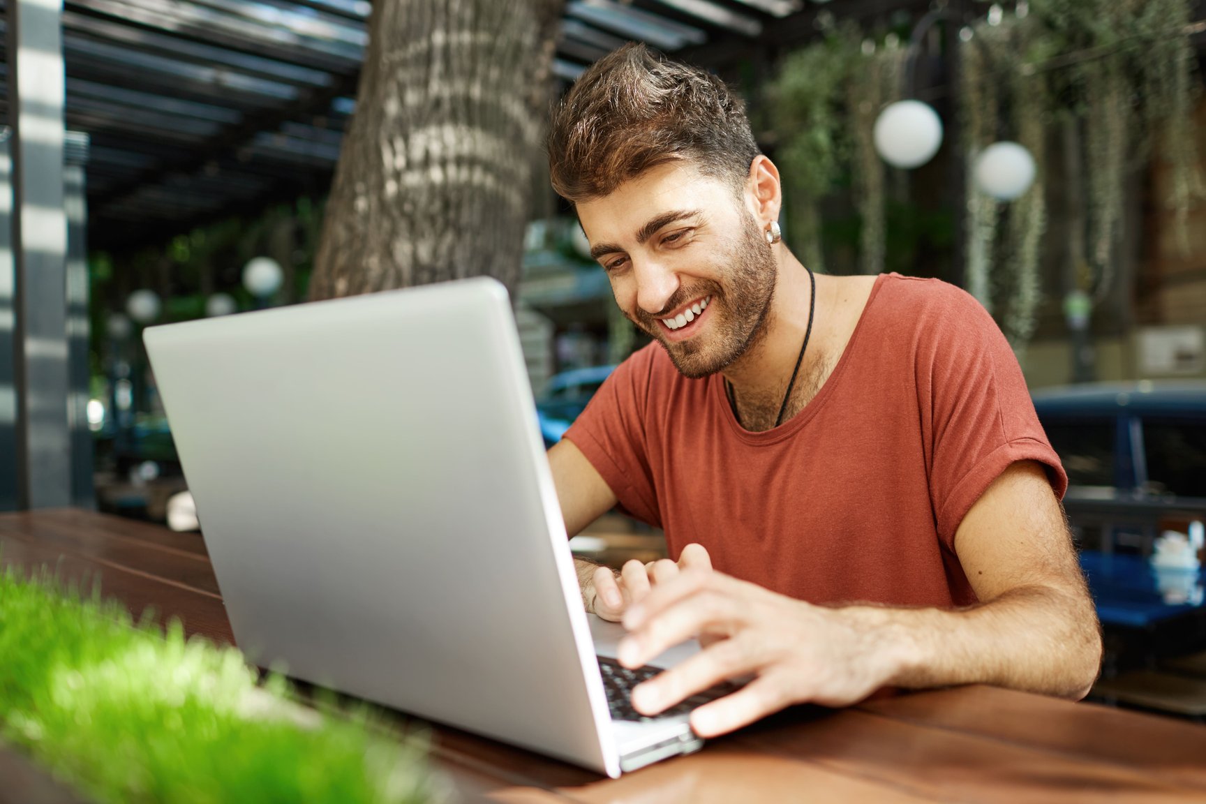 What an Online Side Hustle Is and How to Get Started Today (A Super Simple Guide)