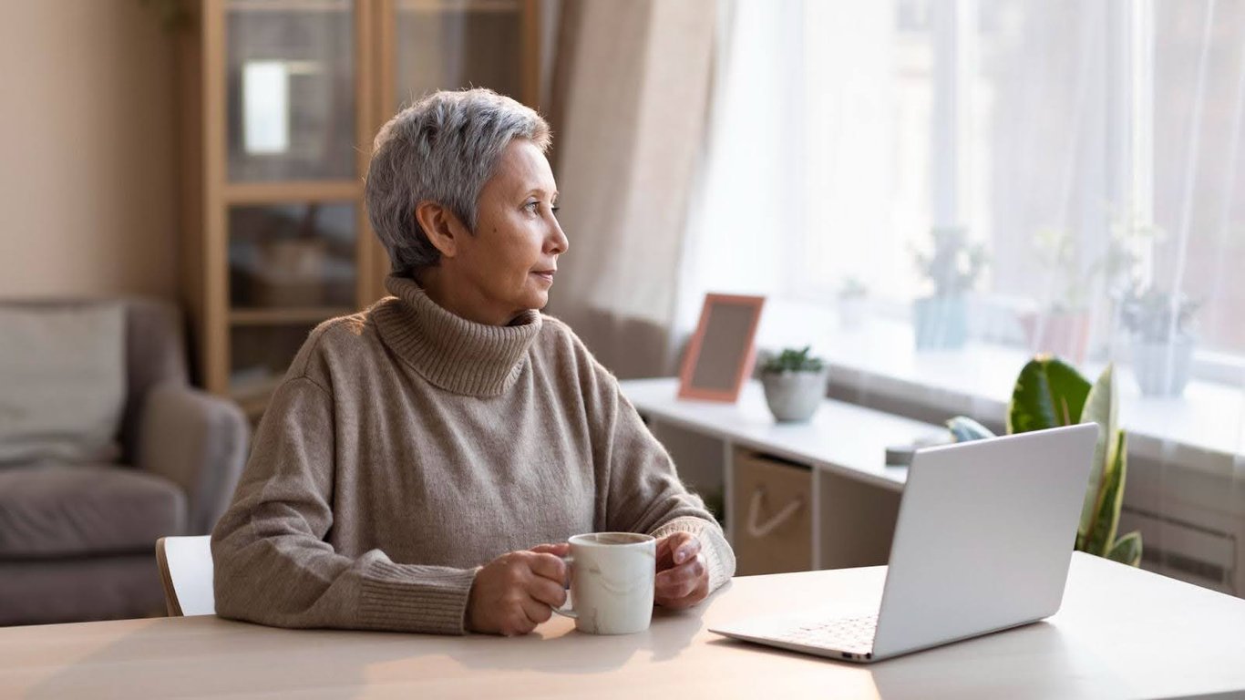 Como trabalhar online na aposentadoria mesmo sem experiência com tecnologia