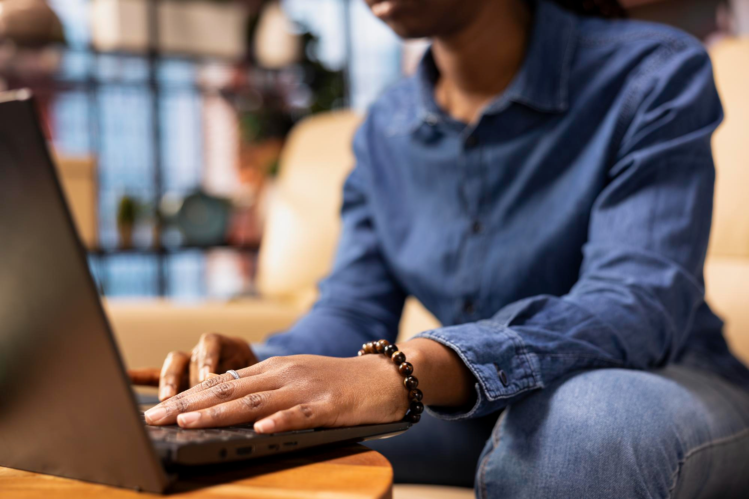 Criação de sons e efeitos pra TikTok/Reels em 2026: R$ 1k–12k/mês passivos com áudio royalty-free