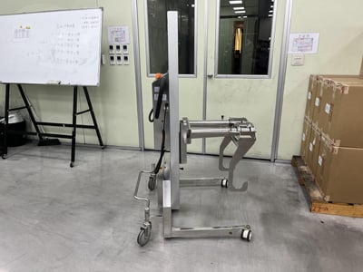 Xe nâng điện đẩy tay Goodlifta kẹp hai cạnh cuộn nguyên liệu - ảnh 1