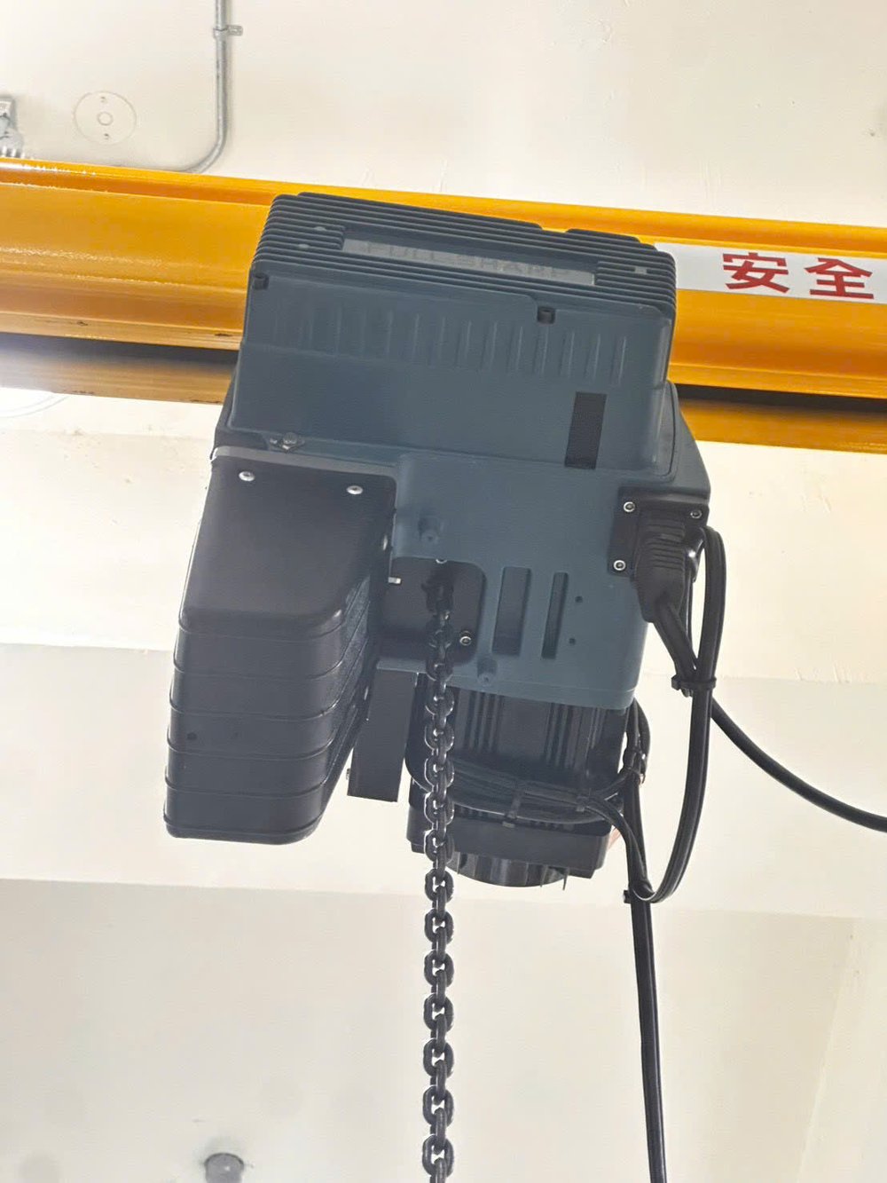 KBK 500kg 輕型軌道搭配伺服吊車，用於 CNC 上下料與換模