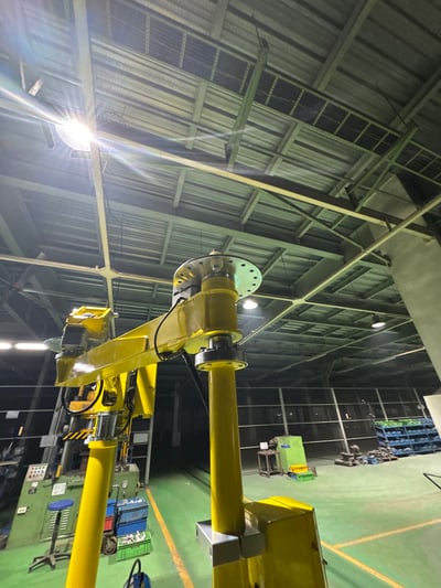 Tay nâng trợ lực khí nén nâng phôi vào máy phay tiện CNC - ảnh 21
