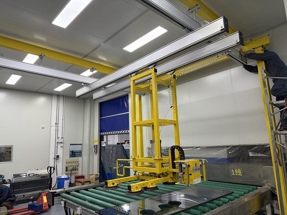Glass assembly in the laminating room