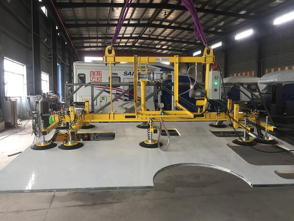 Lật 90° tấm hông thân xe RV