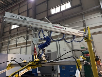 Cầu trục xoay khí nén và mặt hút chân không khí nén 150 kg nâng tấm thép lên máy cắt CNC - ảnh 4
