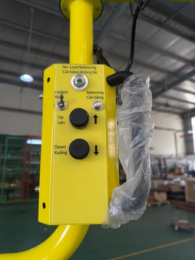 Tay nâng trợ lực khí nén nâng phôi vào máy phay tiện CNC - ảnh 32
