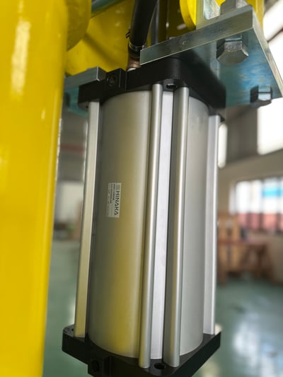 Tay nâng trợ lực khí nén nâng phôi vào máy phay tiện CNC - ảnh 47