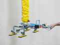 Nâng nhiều thùng carton cùng lúc