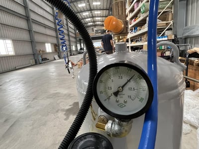 Cầu trục xoay khí nén 80 kg, cột chỉnh cao trên đế di động - ảnh 11