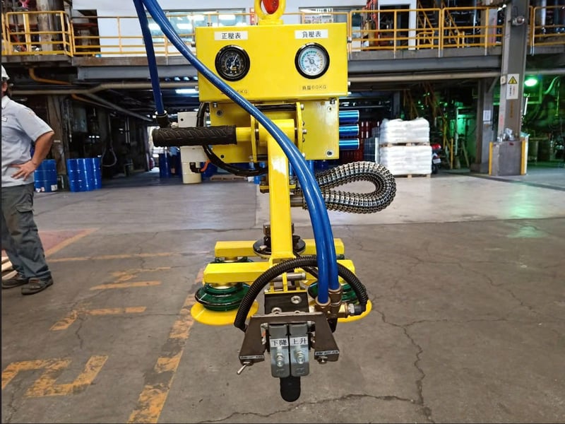 Cầu trục xoay khí nén di động, tool thay nhanh móc can và hút thùng