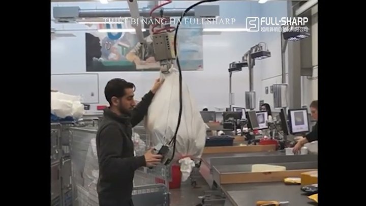 Thiết bị kẹp gắp nâng hạ di chuyển bao hàng hỗ trợ các đơn vị chuyển phát hàng hóa