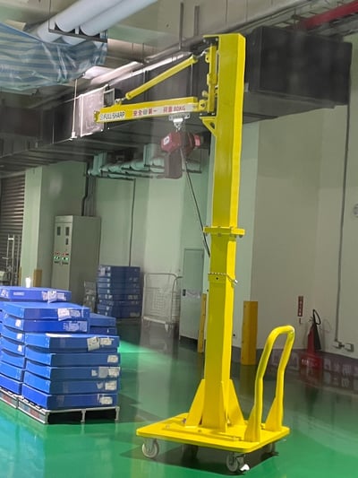 Cầu trục xoay đế di động và pa lăng điện chạy pin sạc - ảnh 1