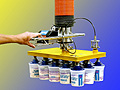 Nâng nhiều hộp sản phẩm cùng lúc