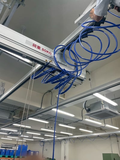 Thanh ray nhôm treo trần kết hợp cầu trục khí nén trong nhà xưởng - ảnh 1