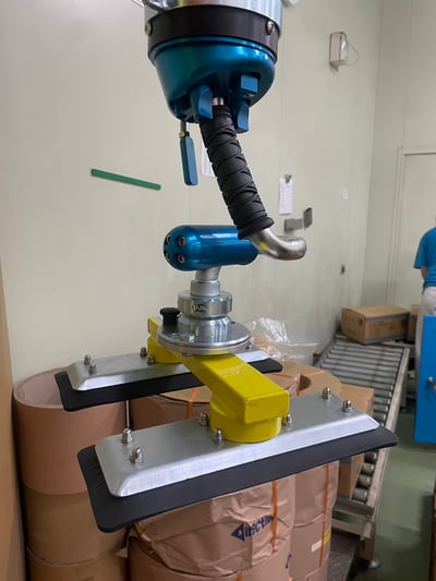 Cầu trục xoay khớp nối kèm tool nâng và lật cuộn nguyên liệu - ảnh 15