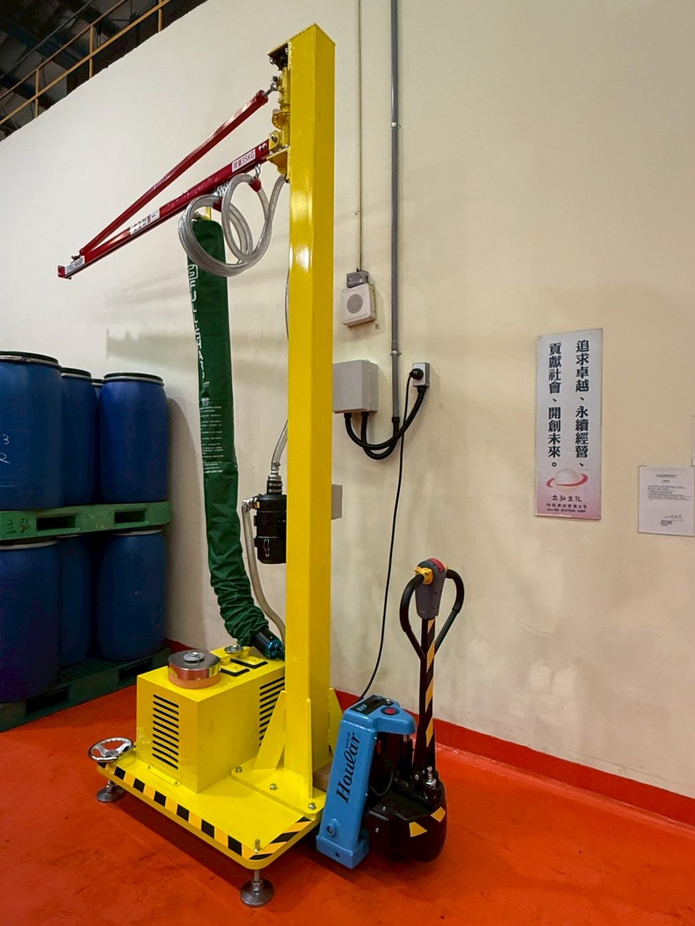 旋臂吊車移動底座搭配真空吸盤治具搬運紙箱