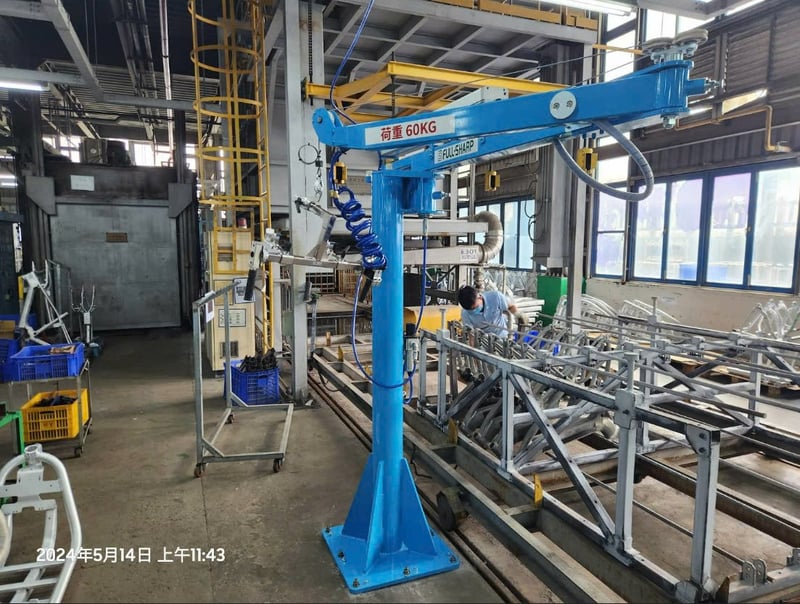 Cầu trục xoay khớp nối Air Balancer nâng khay nhựa 50 kg