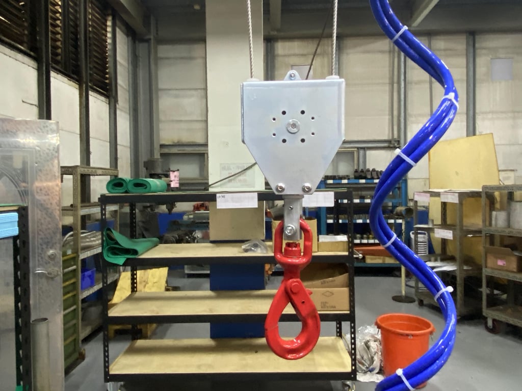 Cầu trục xoay khí nén và tool móc khay nhựa đựng linh kiện