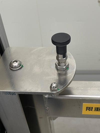 Xe nâng điện đẩy tay phòng sạch, nâng và lật cuộn nguyên liệu 90 độ - ảnh 3
