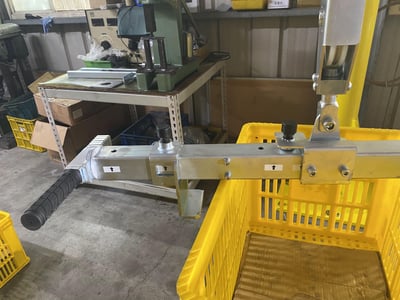 Suspended Pneumatic Jib Crane on 5T Rail with 200 kg Plastic Tray Gripper - ảnh 10