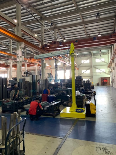 Cầu trục xoay khí nén đế di động đi cùng xe kéo điện - ảnh 9