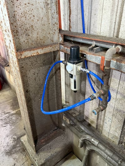 Cầu trục xoay khí nén bám cột đưa phôi vào máy CNC - ảnh 1