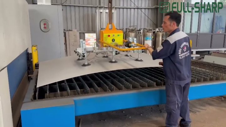 Khách hàng sử dụng mặt hút chân không sạc điện nâng tấm thép