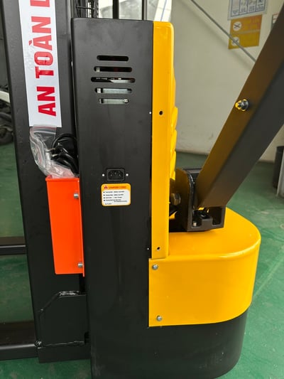 Xe nâng điện chân rộng tải 1 đến 3 tấn cho kho và nhà xưởng - ảnh 23
