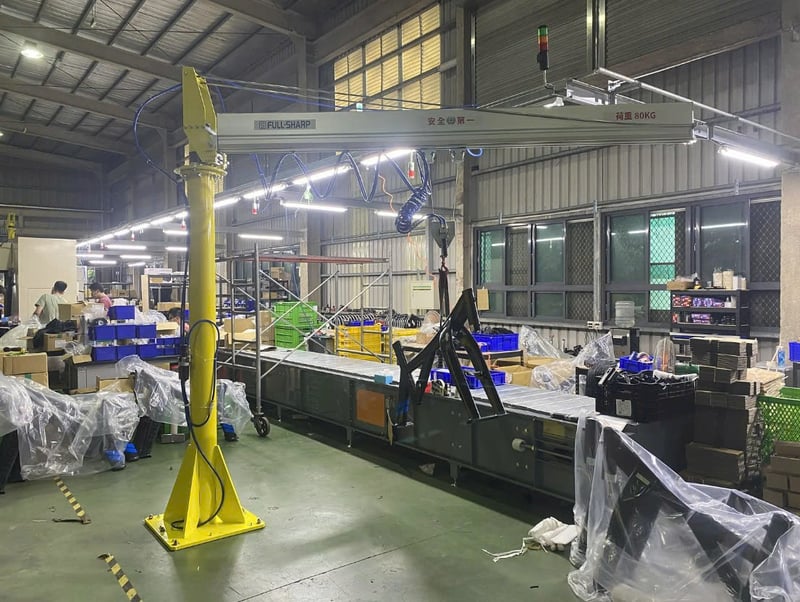 Cầu trục xoay khí nén nâng khung xe đạp trên dây chuyền