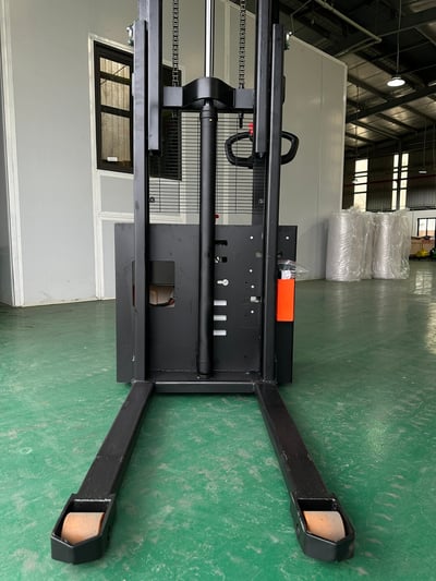 Xe nâng điện chân rộng tải 1 đến 3 tấn cho kho và nhà xưởng - ảnh 20