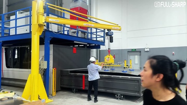 Cầu trục xoay thanh ray 500kg kết hợp mặt hút chân không nâng tấm thép | Fullsharp