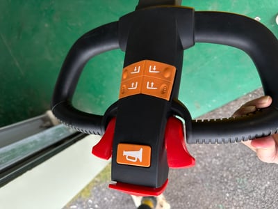 Xe nâng điện chân rộng tải 1 đến 3 tấn cho kho và nhà xưởng - ảnh 31