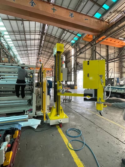 Tay nâng trợ lực kẹp trục airshaft rút khỏi lõi cuộn nguyên liệu - ảnh 9