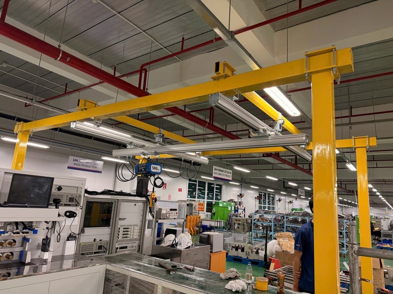Bộ khung thanh ray nhôm 200kg nâng khuôn trong phòng lạnh, lắp ở lầu 2 nhà máy