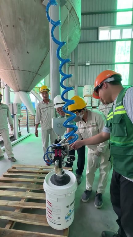 Cầu trục xoay khí nén nâng thùng hóa chất 50kg