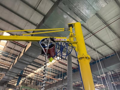 Cầu trục xoay ray 5T 200 kg, air balancer và tool kẹp ắc quy - ảnh 6
