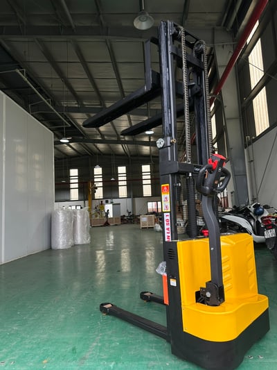 Xe nâng điện chân rộng tải 1 đến 3 tấn cho kho và nhà xưởng - ảnh 24