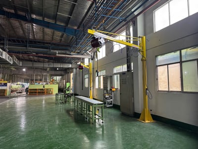 Cầu trục xoay thanh ray 5T tích hợp air balancer Knight Global - ảnh 1