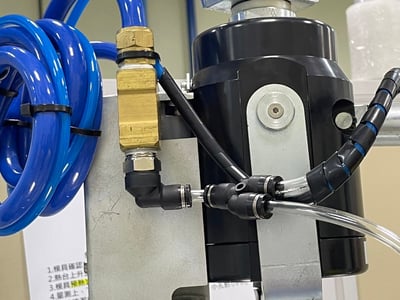 Cầu trục xoay treo tường khí nén, tay cầm cảm ứng lực và tool kẹp - ảnh 1
