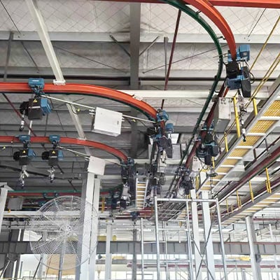 Dãy pa lăng servo chạy trên ray cong phủ khu sản xuất xe